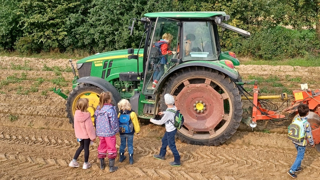 20230830_Kinder Feld 2.jpg © Ilsetalschule