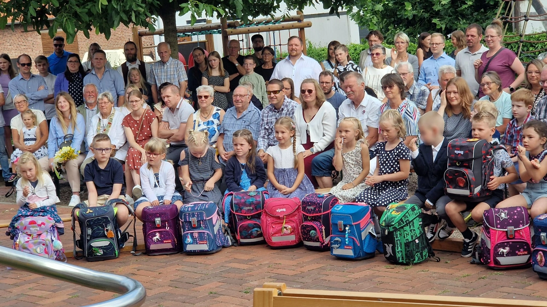 Einschulung Kinder Bank.jpg © Ilsetalschule