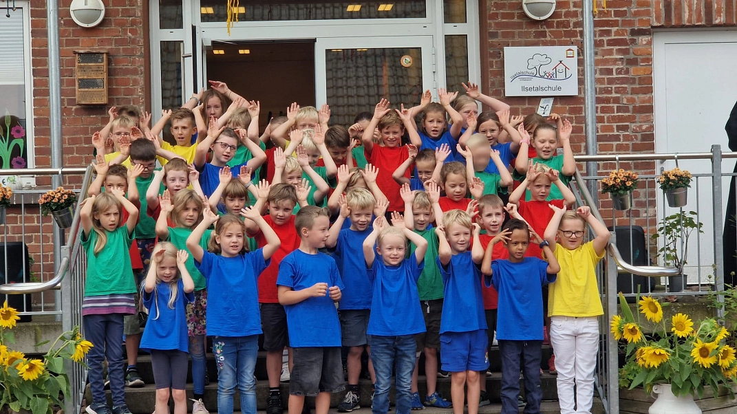 Einschulung Kinder singen.jpg © Ilsetalschule